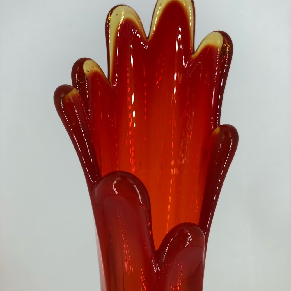 Vintage LE Smith Amberina Swung Glass Vase - Picture 10 of 10